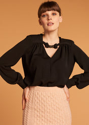 BLUSA CON DETTAGLIO GIOIELLO