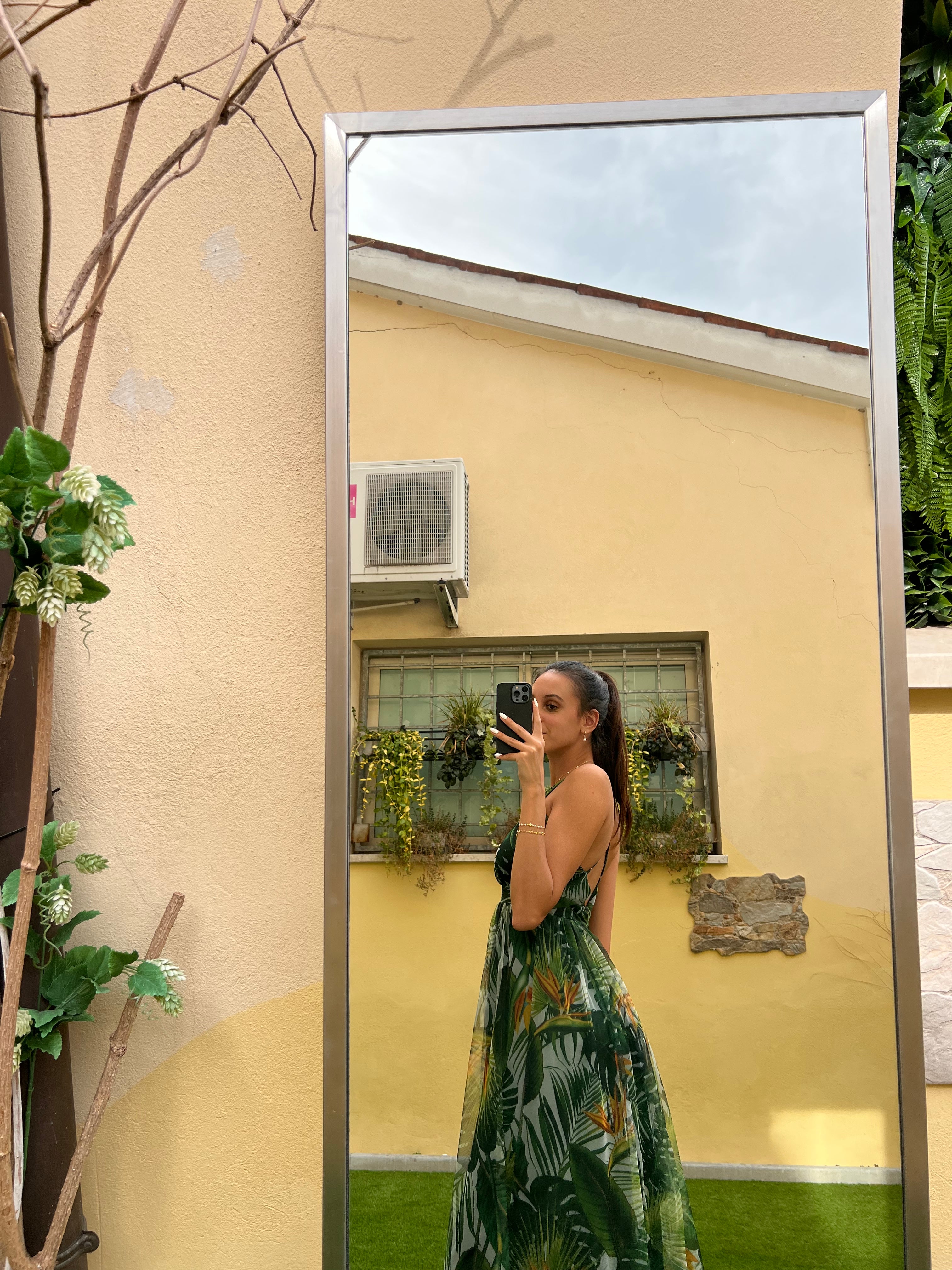 Abito lungo in tulle con spacchi