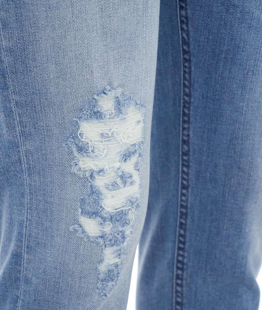 Jeans con strappi e catena