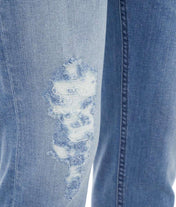 Jeans con strappi e catena
