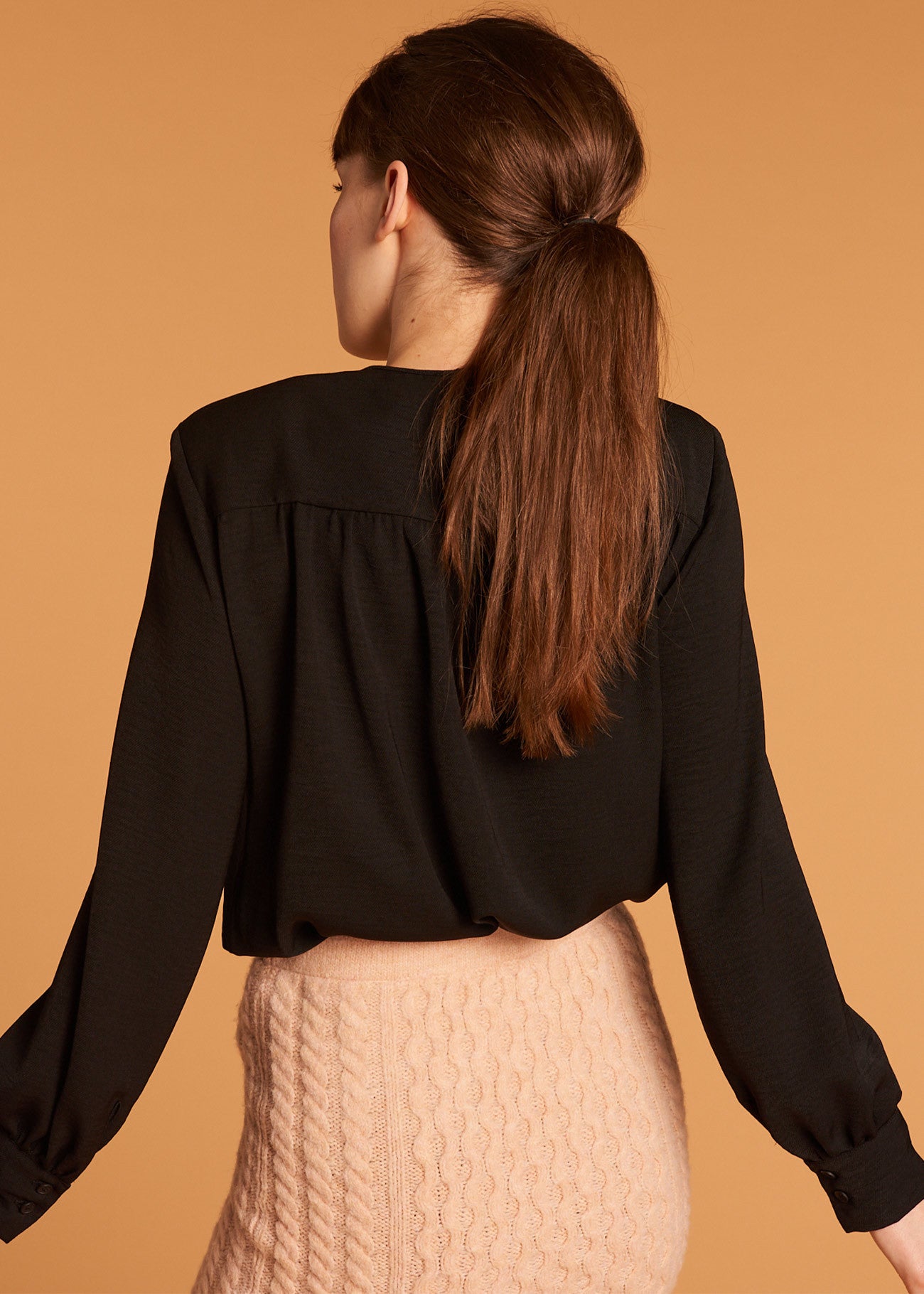 BLUSA CON DETTAGLIO GIOIELLO