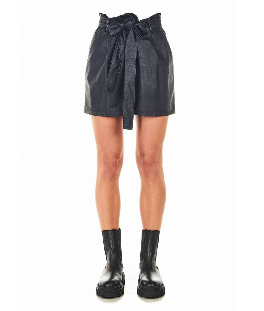 Shorts ecopelle con cintura