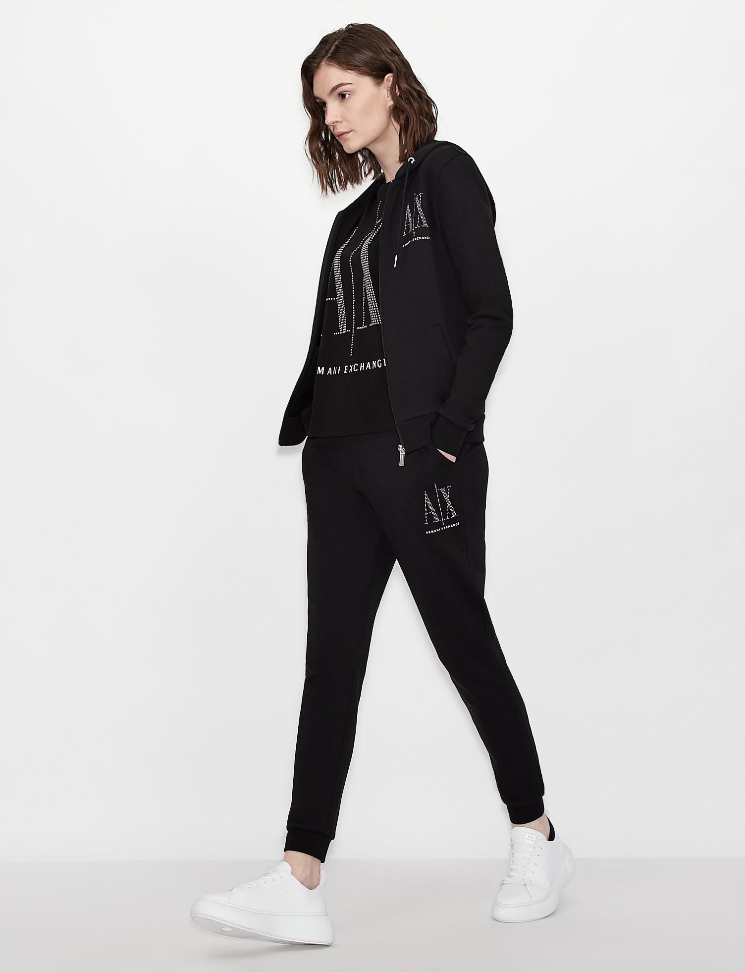 T-shirt nera con strass