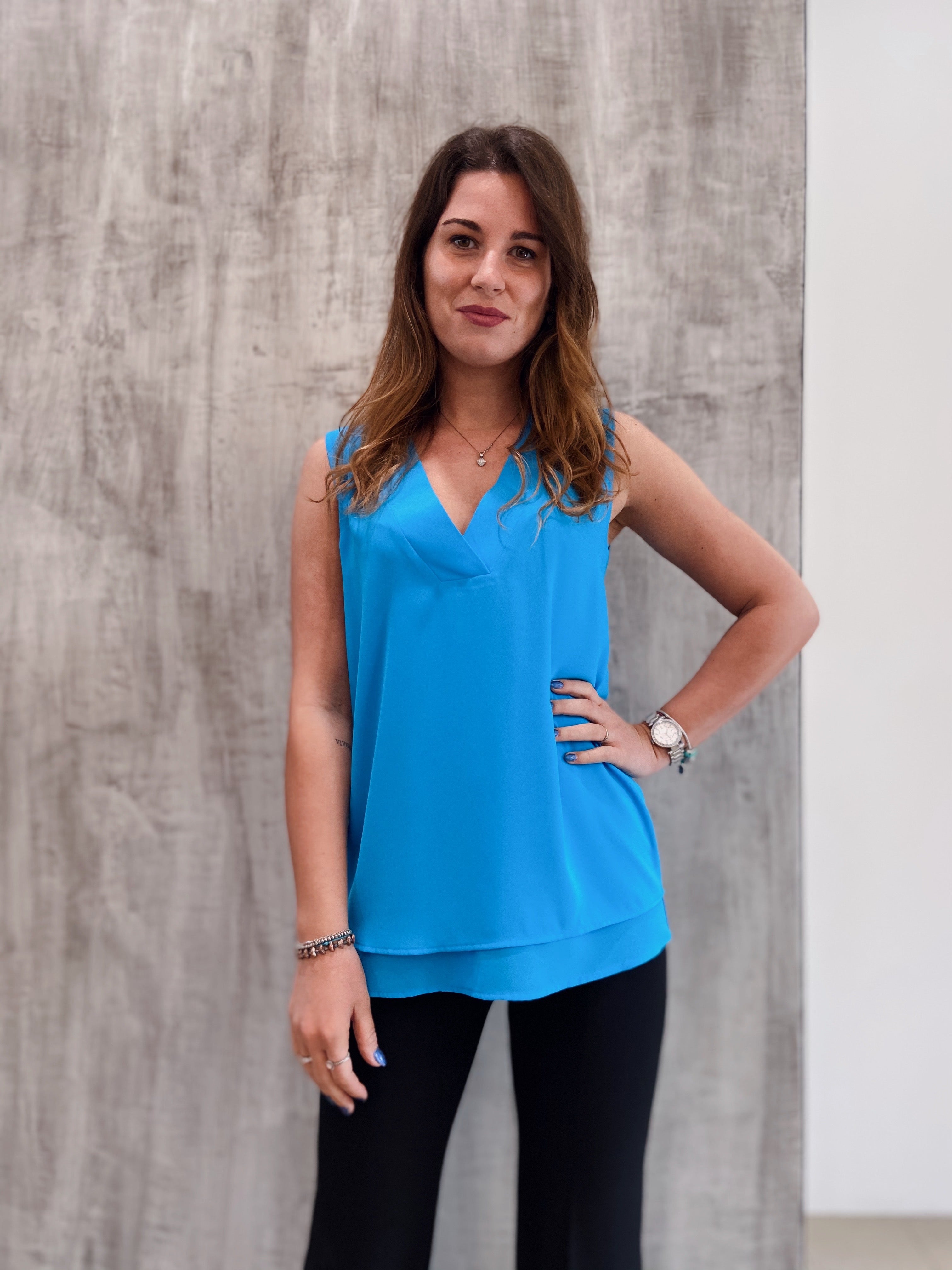 Top scollo a V smanicato