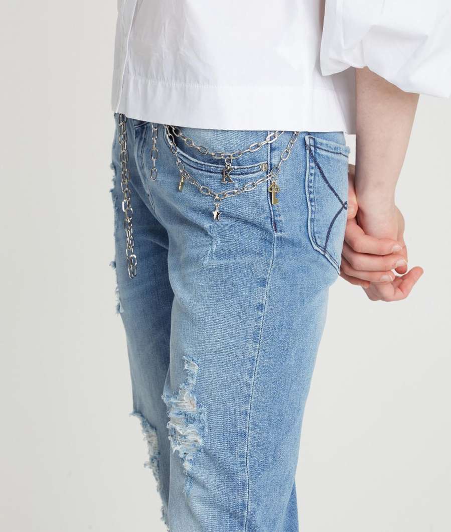 Jeans con strappi e catena
