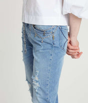 Jeans con strappi e catena