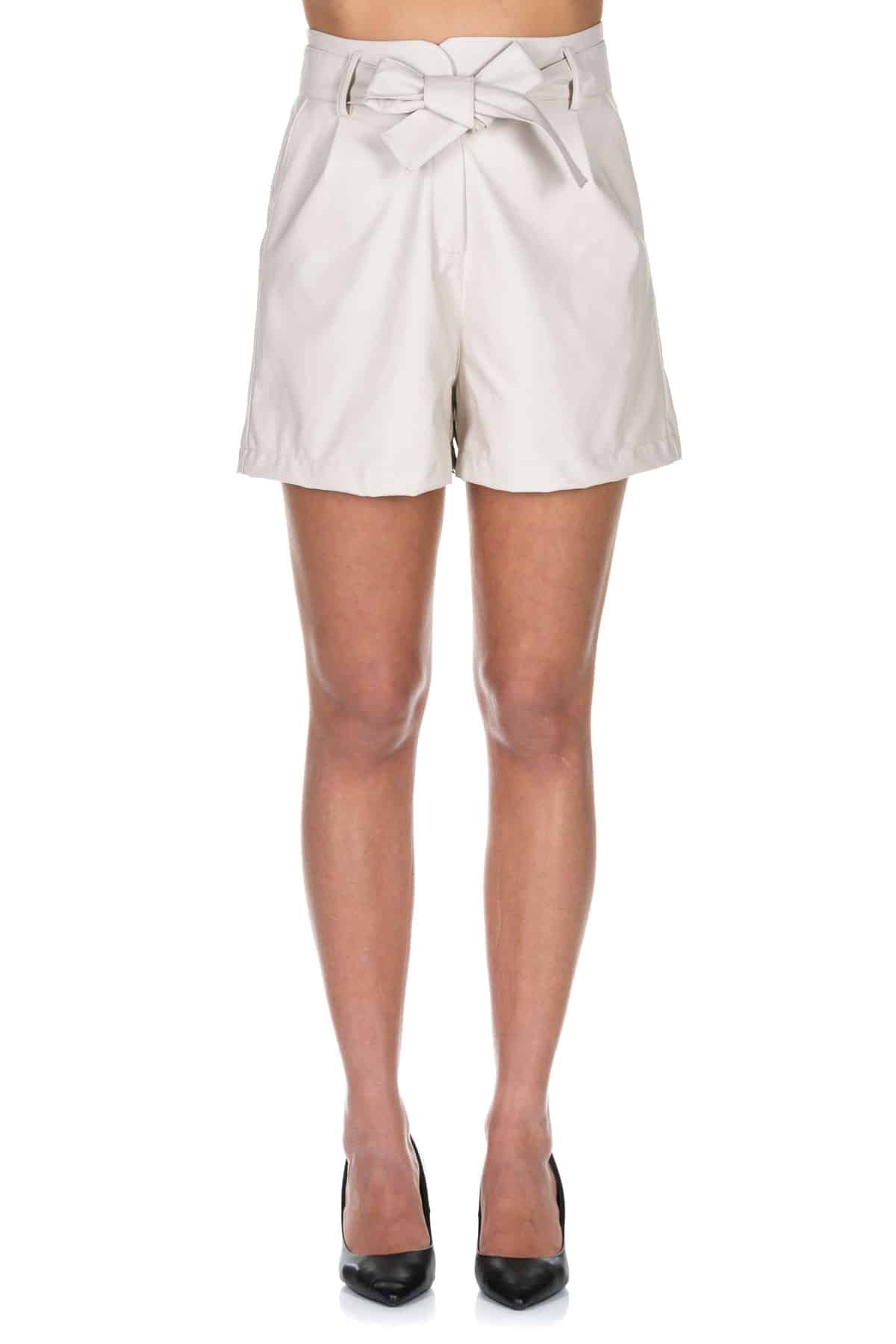 Shorts ecopelle con cintura