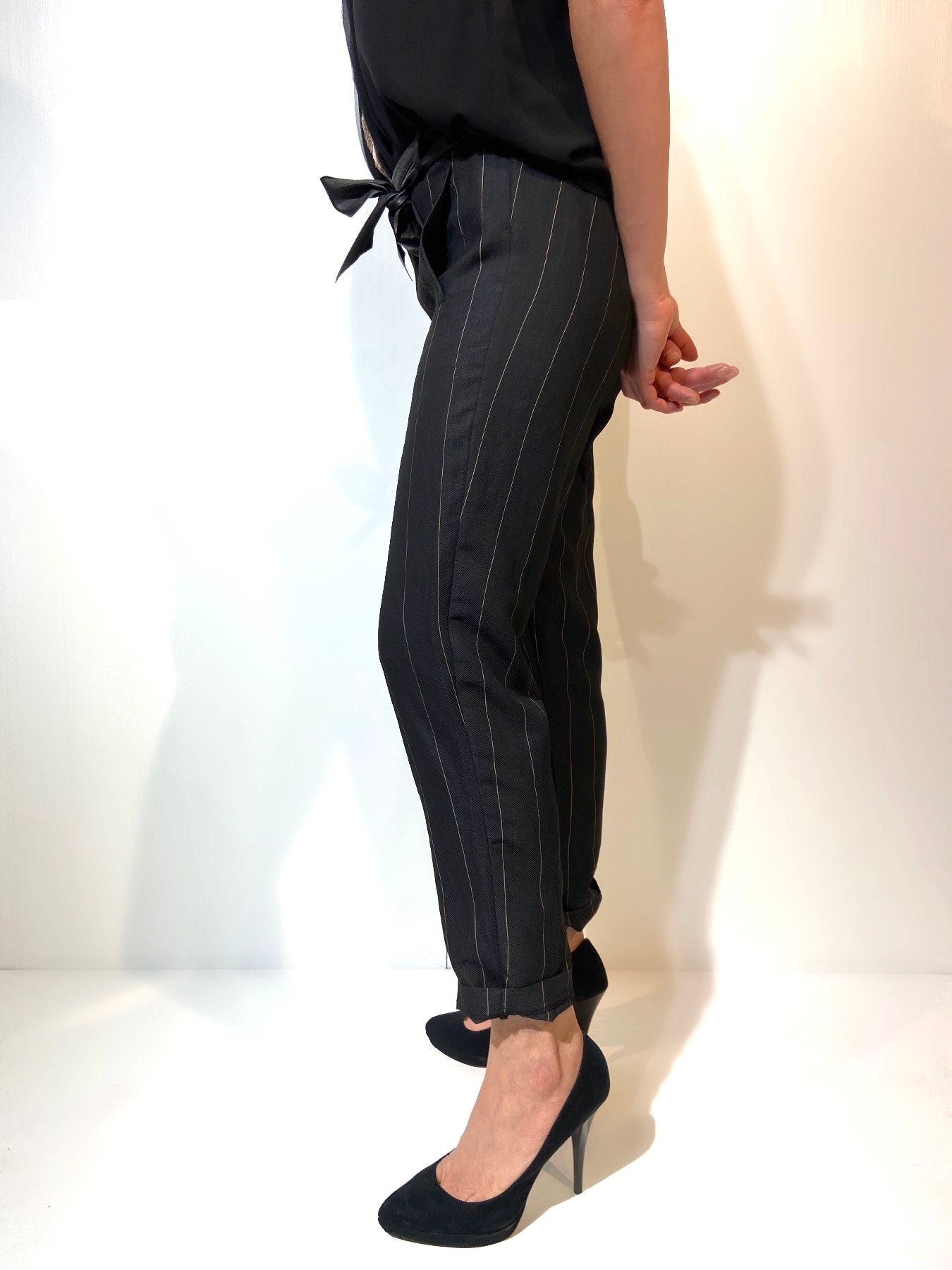 Pantalone gessato a sigaretta