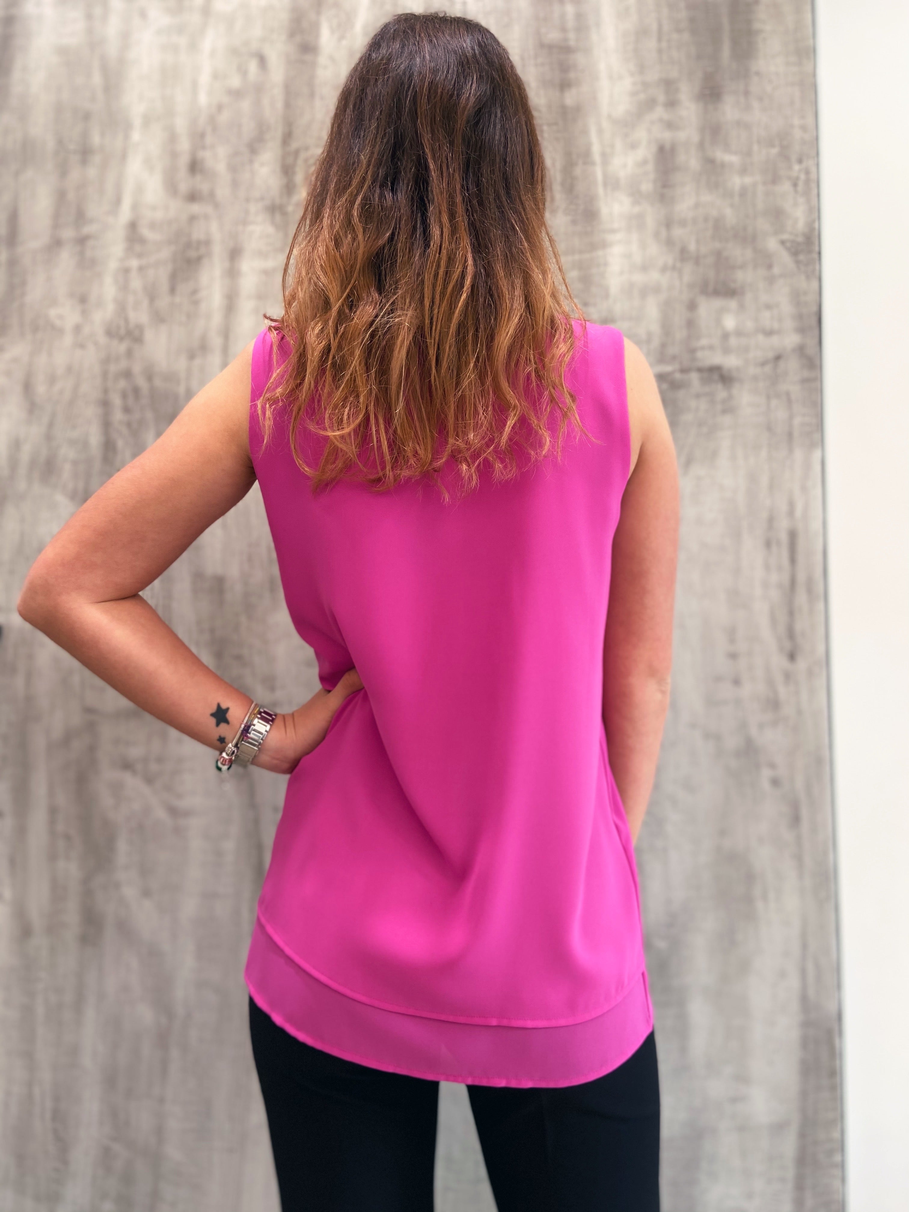 Top scollo a V smanicato
