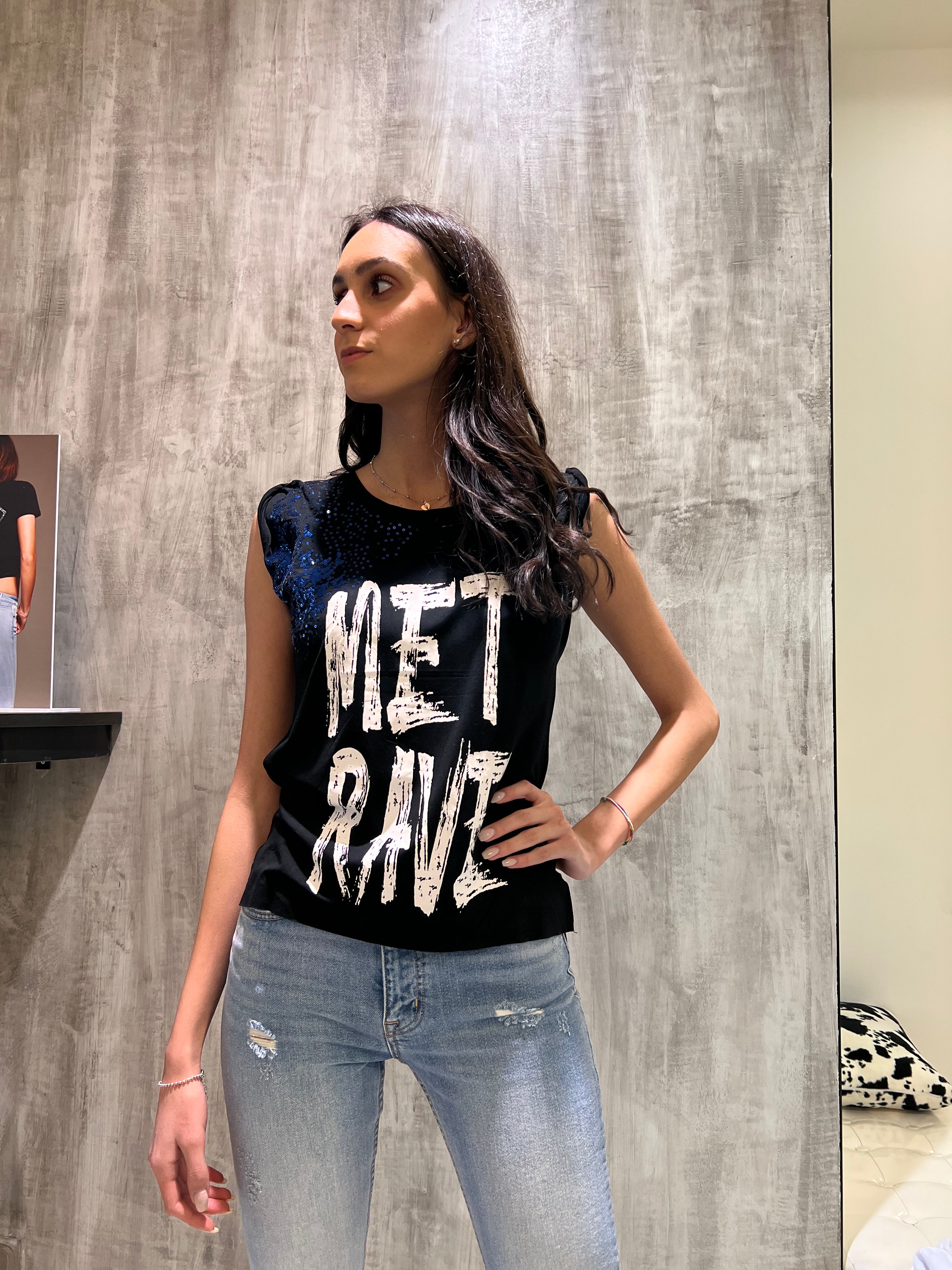 T-shirt con applicazioni nera