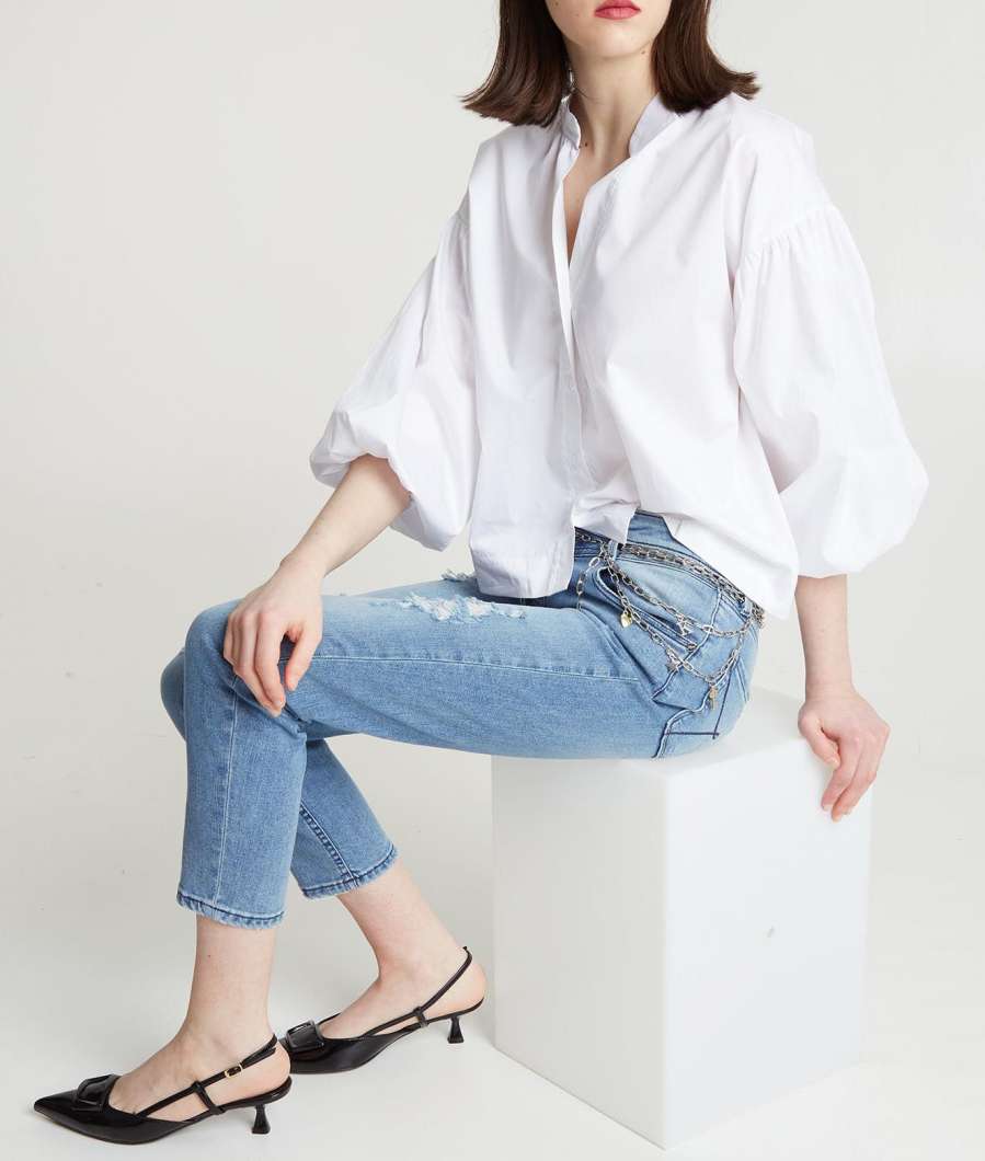 Jeans con strappi e catena