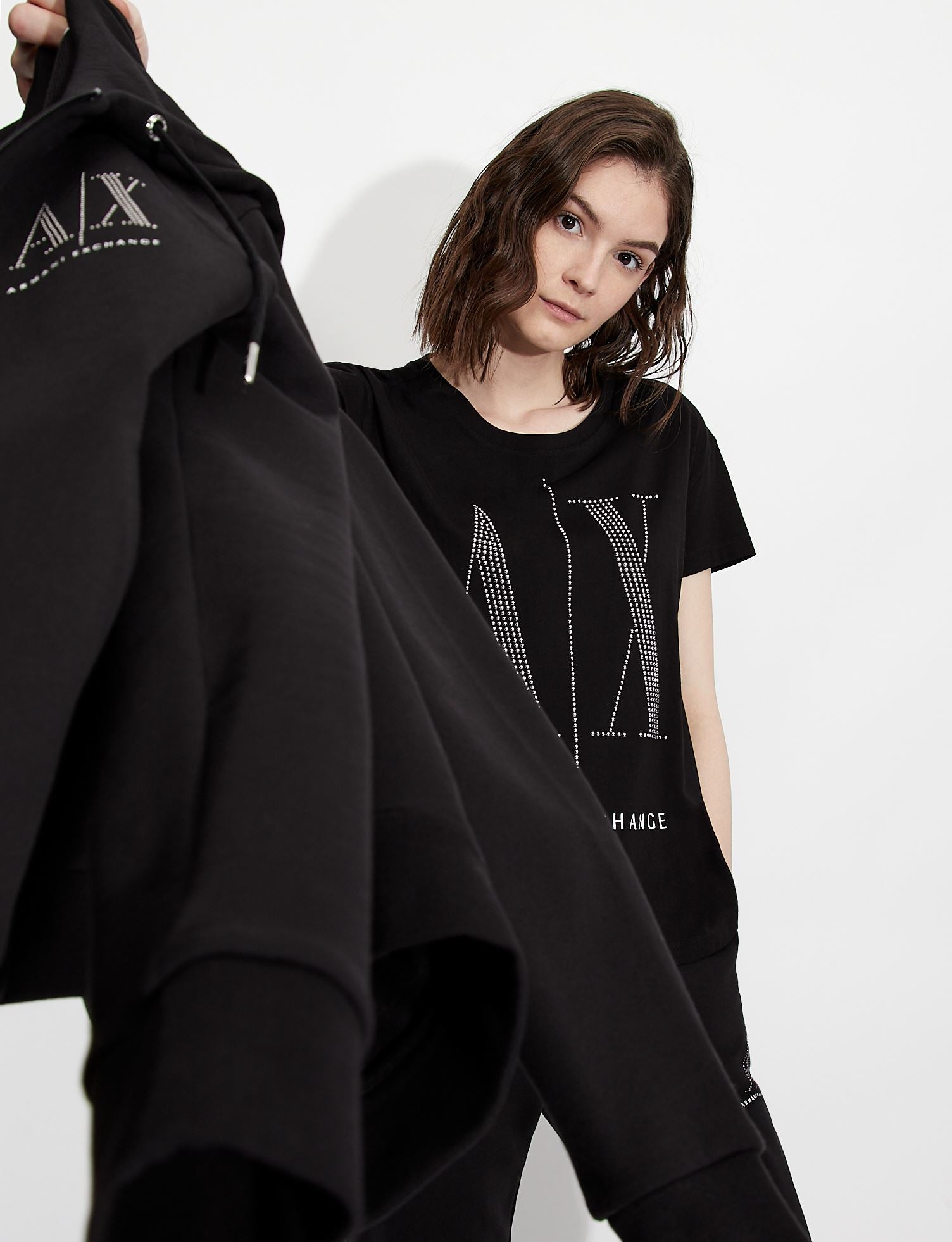 T-shirt nera con strass