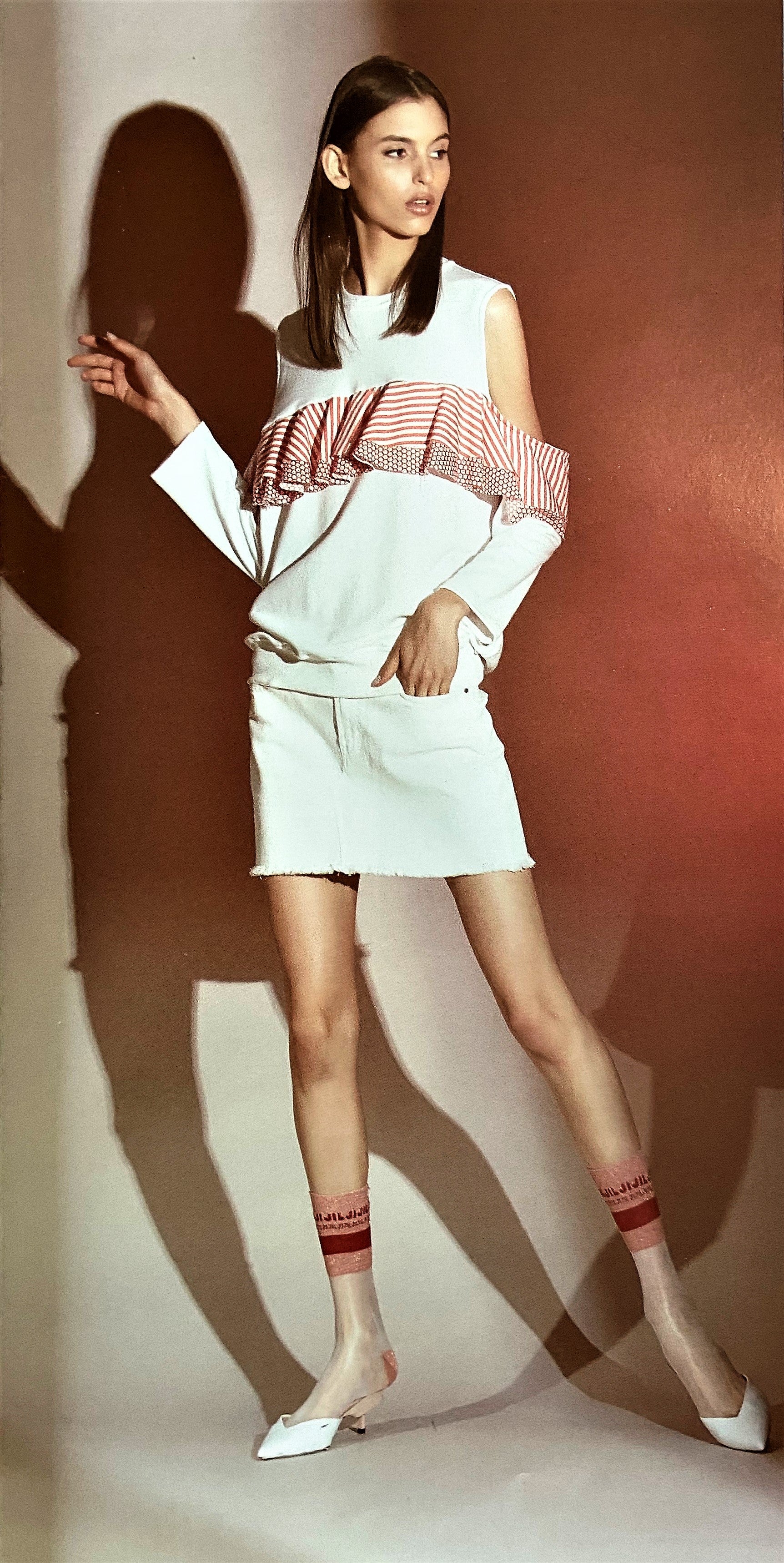 Felpa bianca con volant e spalle cut-out