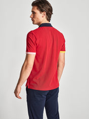 Polo rossa con contrasti