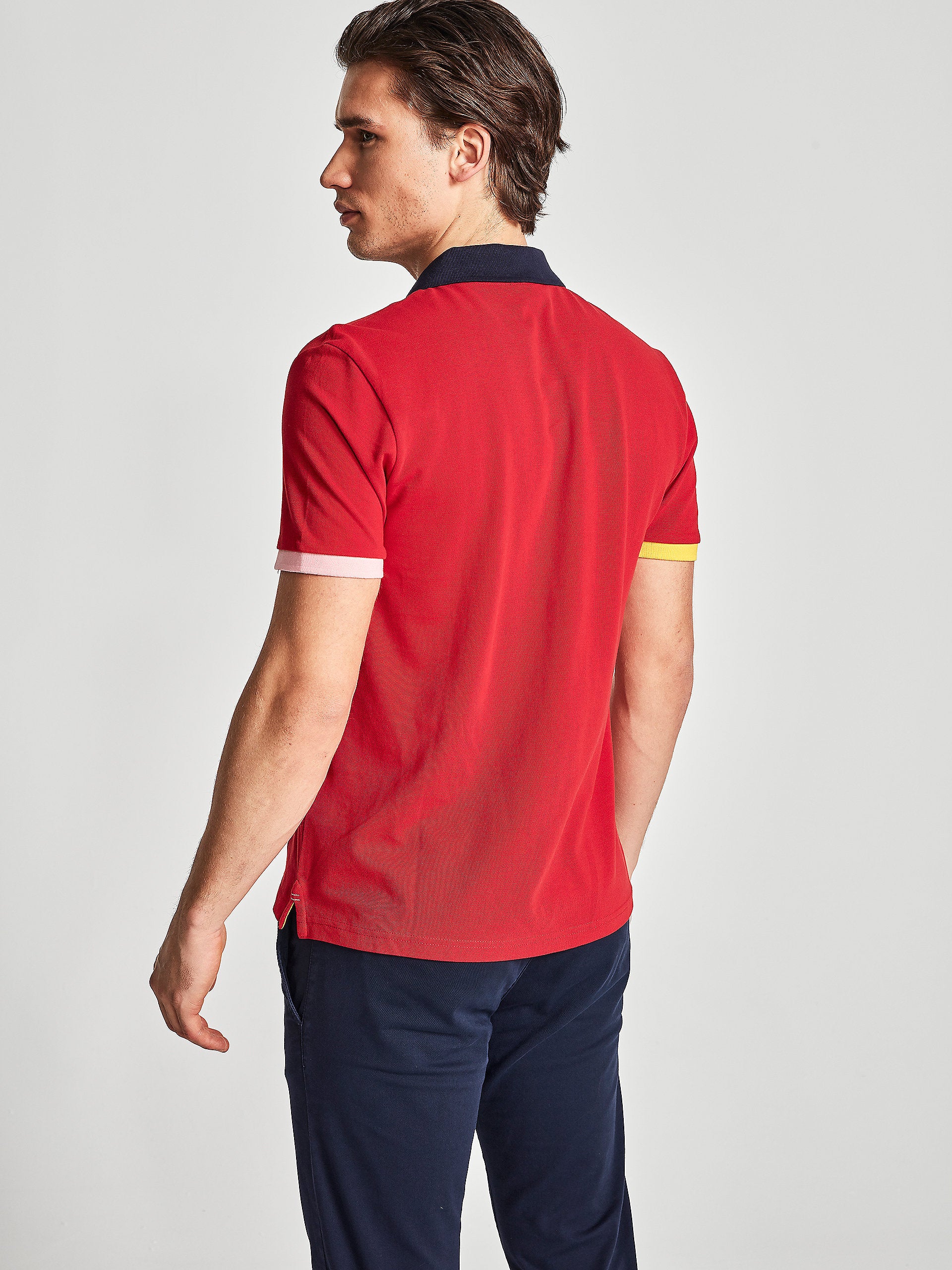 Polo rossa con contrasti
