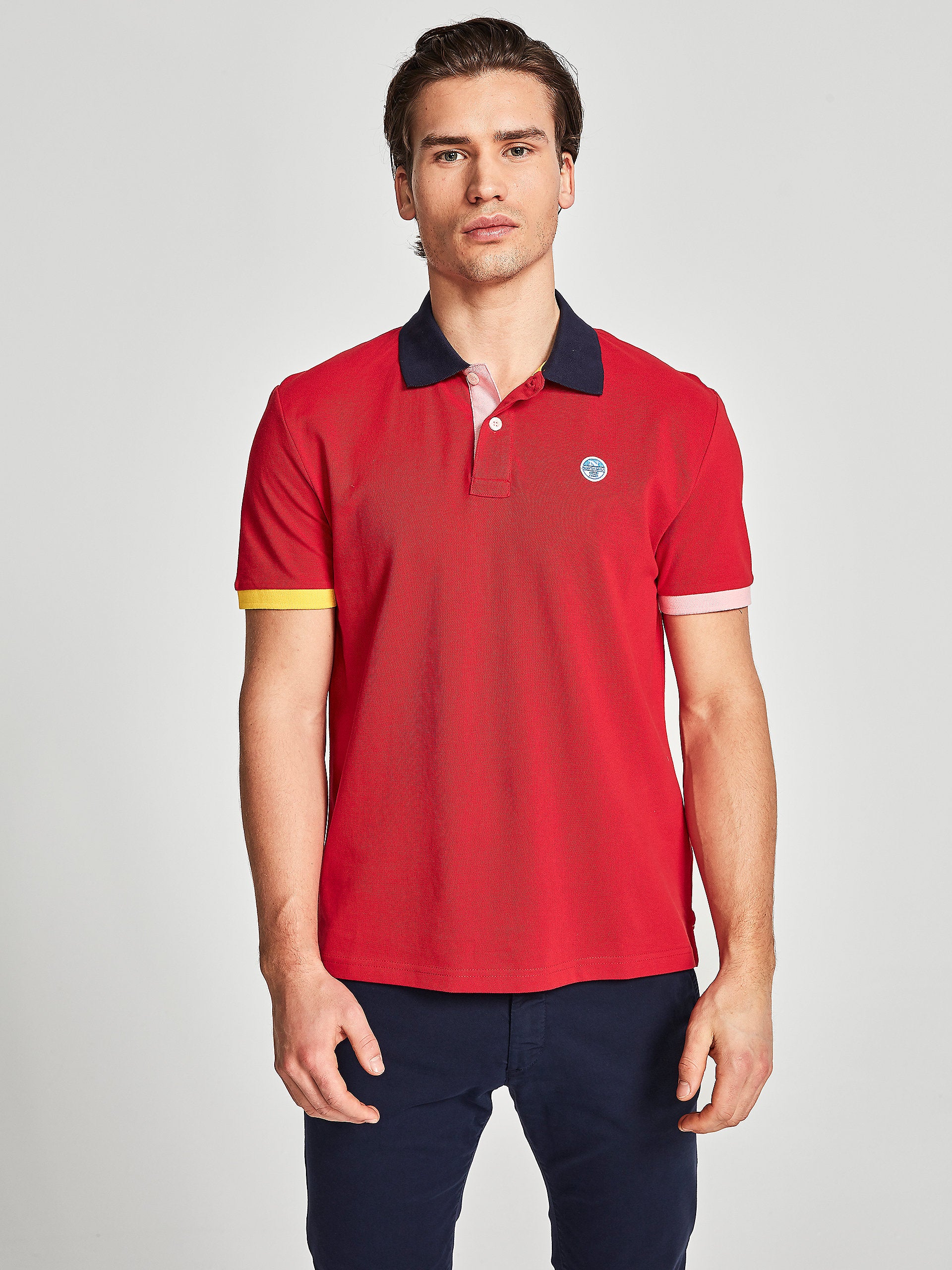 Polo rossa con contrasti