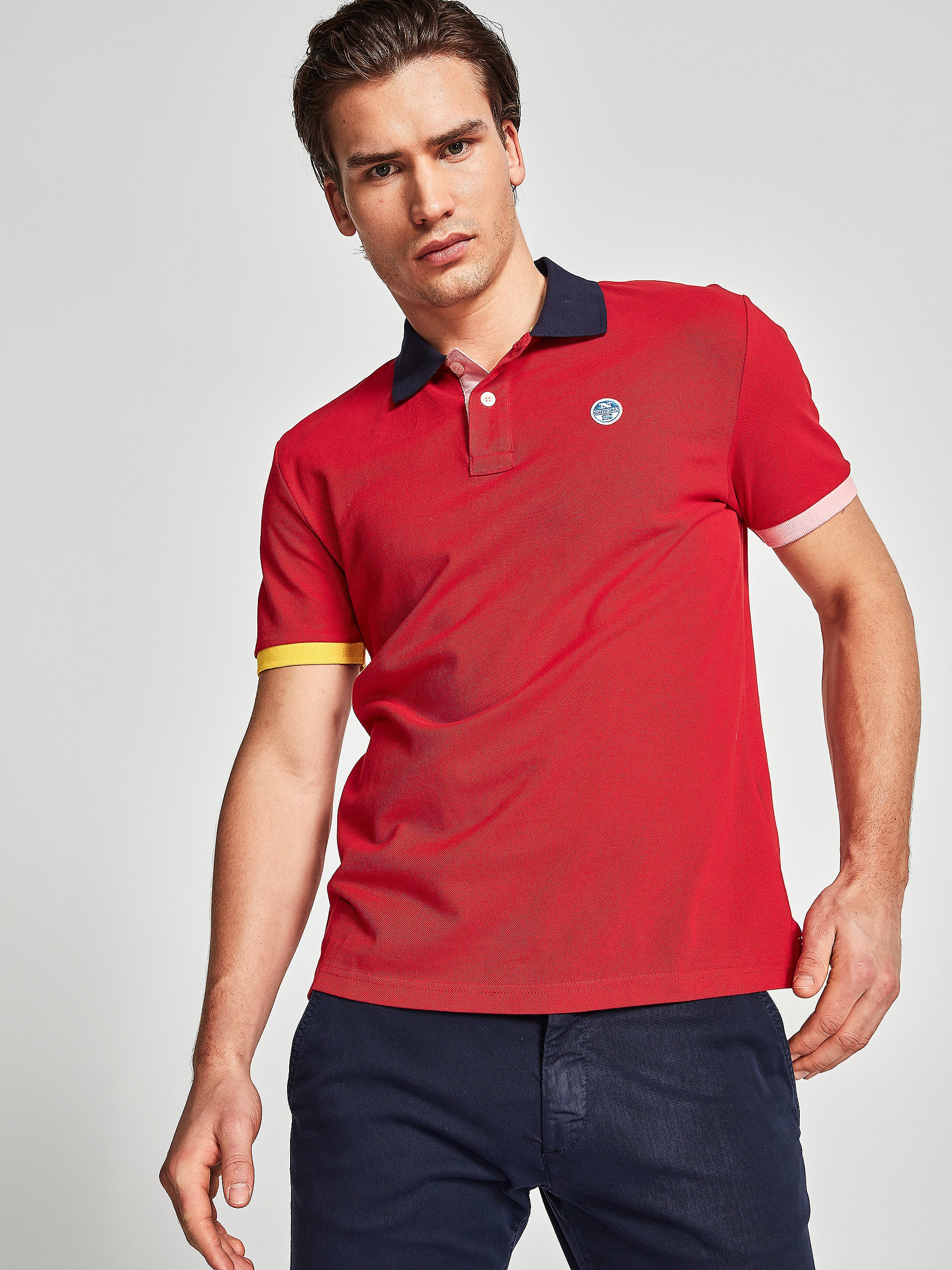 Polo rossa con contrasti