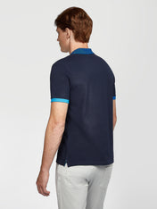 Polo blu con contrasti