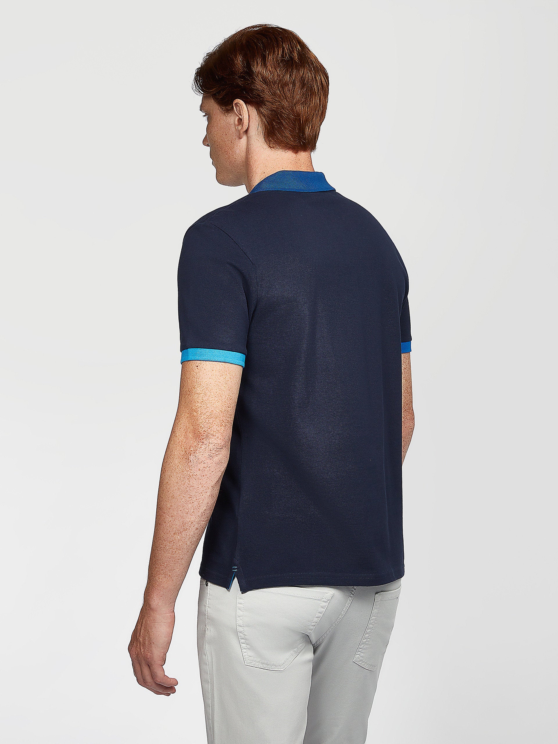 Polo blu con contrasti