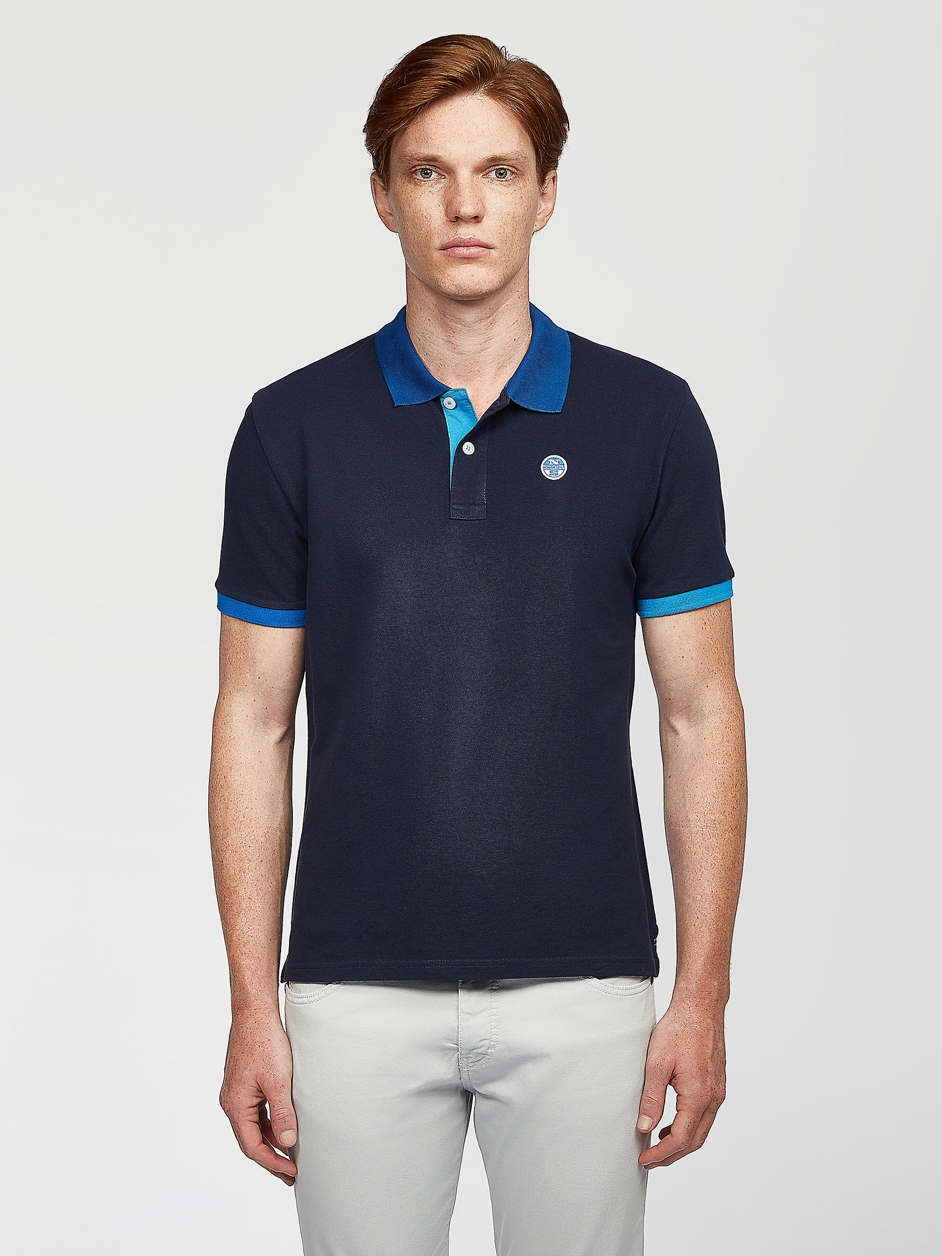 Polo blu con contrasti