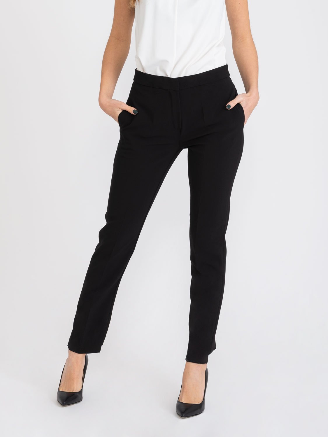 kaos-pantaloni-neri-con-spacchetto-posteriore1_2048x2048_73e819ba-1c45-4996-ac74-7a6f1c1e802c.jpg