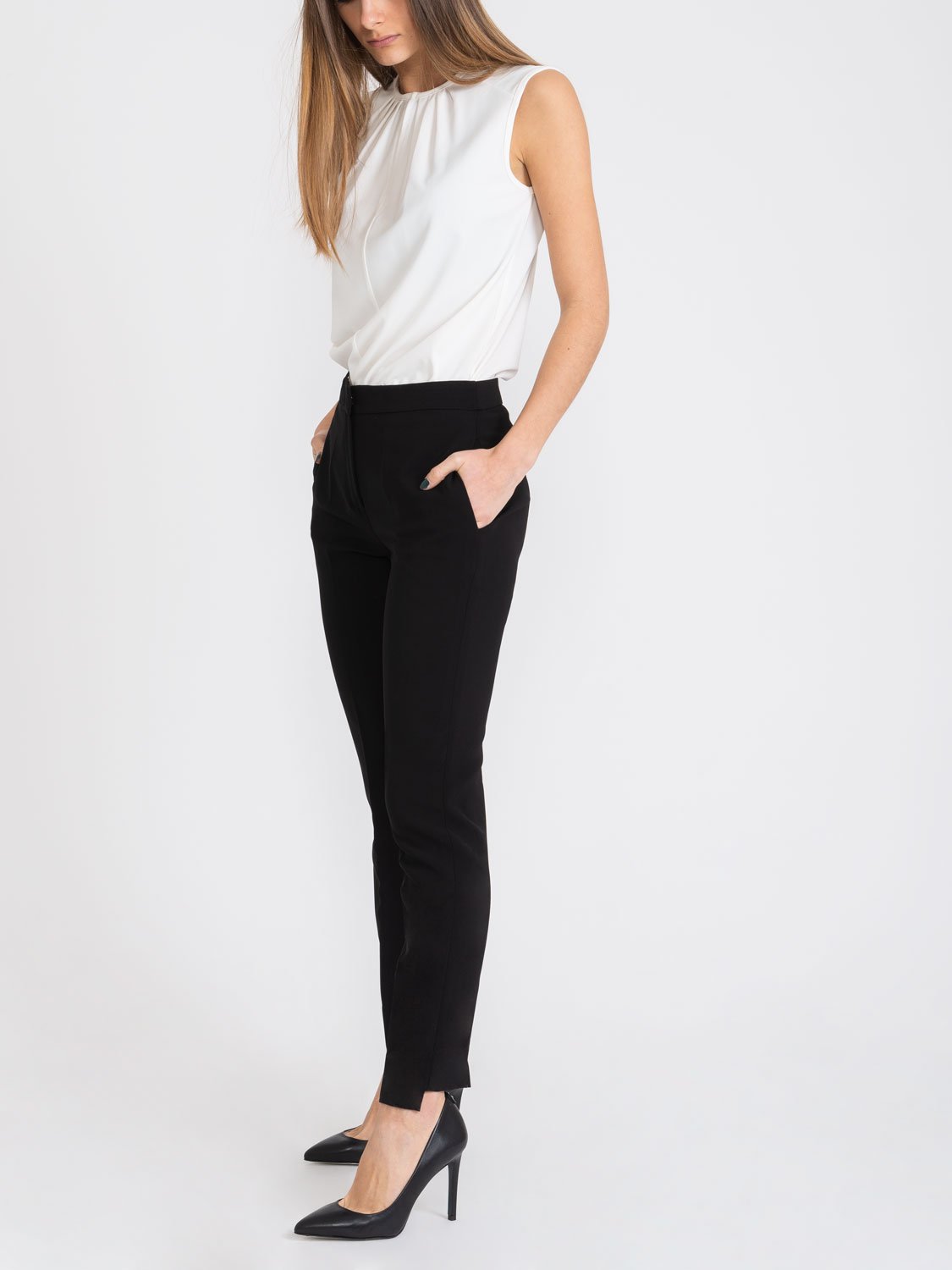kaos-pantaloni-neri-con-spacchetto-posteriore2_2048x2048_41db9f8e-b49e-456f-95e9-2fd7493127a3.jpg